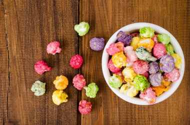 Beyaz kasede çok renkli karamelli patlamış mısır. Stüdyo Fotoğrafı