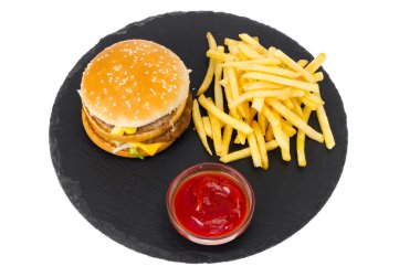 Hamburger ve patates kızartması, siyah tabakta ketçap. Stüdyo Fotoğrafı
