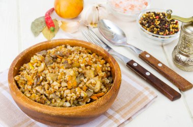 Haşlanmış karabuğday lapası, haşlanmış mantar ve sebze. Stüdyo Fotoğrafı