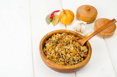 Haşlanmış karabuğday lapası, haşlanmış mantar ve sebze. Stüdyo Fotoğrafı