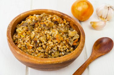 Haşlanmış karabuğday lapası, haşlanmış mantar ve sebze. Stüdyo Fotoğrafı