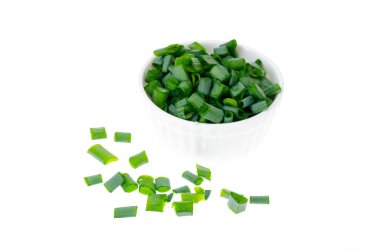 Sağlıklı yemek hazırlamak için bir kase doğranmış yeşil soğan. Stüdyo Fotoğrafı