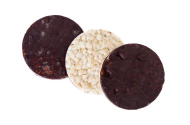 Çikolata kaplı tahıllı kurabiyeler beyaza izole edilmiş. Stüdyo Fotoğrafı