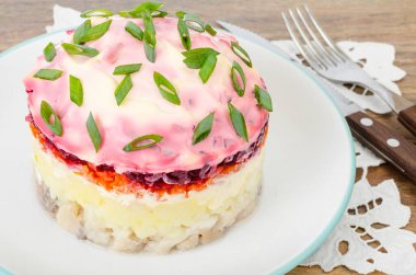 Pancar, havuç, patates ve ahşap masada tuzlanmış balık aperatifleriyle dolu bir tabak. Stuio Fotoğraf