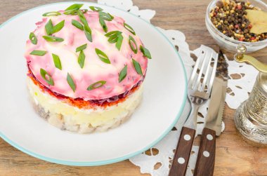 Pancar, havuç, patates ve ahşap masada tuzlanmış balık aperatifleriyle dolu bir tabak. Stuio Fotoğraf