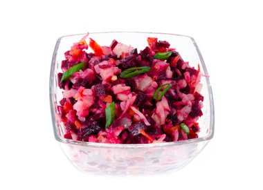 Beyaz arka planda cam salata kasesinde pancar bulunan diyet vejetaryen sebze salatası. Stüdyo Fotoğrafı