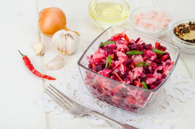 Sebze salatası, pancar, baharat, soğan, ahşap masada sarımsak. Stüdyo Fotoğrafı