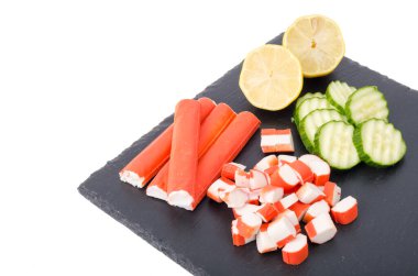Surimi, yengeç çubukları, taze yeşil salatalık dilimleri. Stüdyo Fotoğrafı