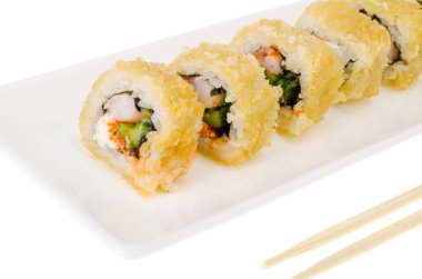 Ilık karidesler beyaz tabakta izole edilmiş. Stüdyo Fotoğrafı