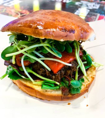 Etli hamburger ve yeşil taze lahanalar..