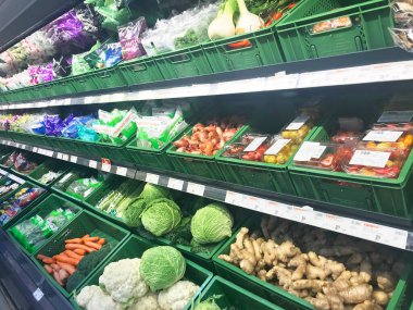Süpermarket raflarındaki kutularda satılık taze sebzeler. Stüdyo Fotoğrafı