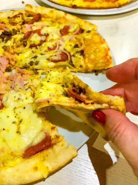 Salamlı pizza, pastırma ve mozzarella.