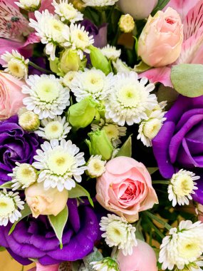 Parlak güzel çiçek arkaplanı, farklı doğal çiçeklerin dokusu..