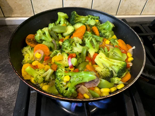 Mélange Légumes Est Frit Dans Une Poêle Sur Cuisinière — Photo