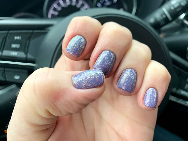 Mano Femenina Con Esmalte Uñas Brillante Coche —  Fotos de Stock