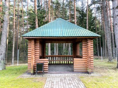 Ormanın arka planında büyük ahşap bir çardak..