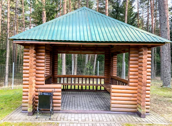 森林背景下的大型木制凉亭 — 图库照片