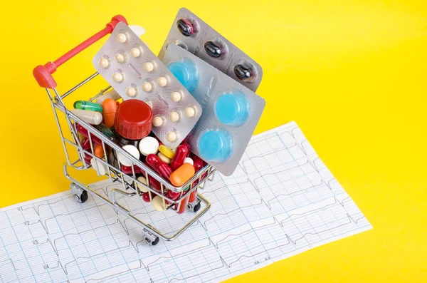Medizin Und Gesundheitskonzept Verschiedene Medikamente Einkaufswagen Auf Gelbem Hintergrund Studioaufnahme — Stockfoto