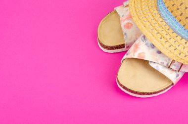 Parlak arka planda şapka ve ayakkabıların yaz kompozisyonu. Stüdyo Fotoğrafı