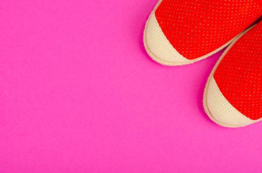 Parlak arka planda şapka ve ayakkabıların yaz kompozisyonu. Stüdyo Fotoğrafı