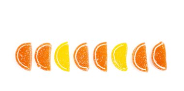 Beyaz arka planda izole edilmiş portakal ve sarı tatlı meyve reçeli. Stüdyo Fotoğrafı