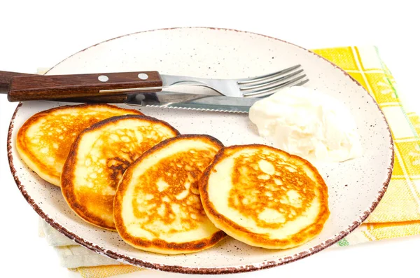 Panquecas Fritas Com Creme Azedo Garfo Faca Placa Guardanapo Colorido — Fotografia de Stock