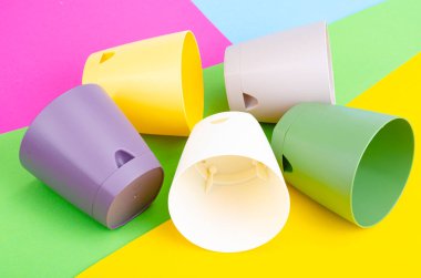 Renkli kağıtta parlak, boş saksılar. Stüdyo Fotoğrafı