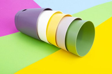 Renkli kağıtta parlak, boş saksılar. Stüdyo Fotoğrafı