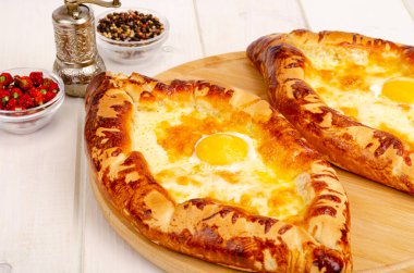 Ev yapımı kekler, peynirli khachapuri ve yumurta. Stüdyo Fotoğrafı