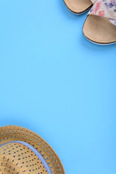 Mavi Arkaplan Yaz Ayakkabıları Hasır Şapka Metin Stüdyo Fotoğrafı Için — Stok fotoğraf