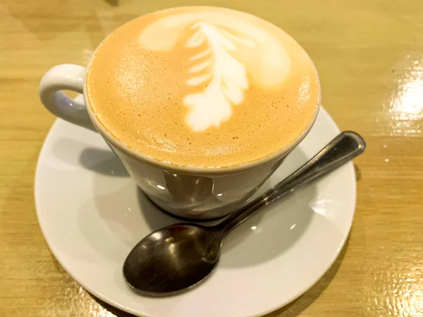 Tasse Cappuccino Mit Muster Auf Dem Schaum Studioaufnahme — Stockfoto