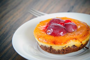 Meyveli kek Vintage Retro Woody arka plan üzerinde