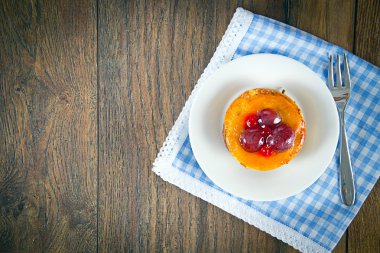 Meyveli kek Vintage Retro Woody arka plan üzerinde