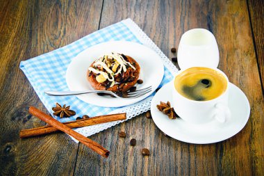 Çikolatalı fındıklı kek Vintage Retro Woody arka plan üzerine