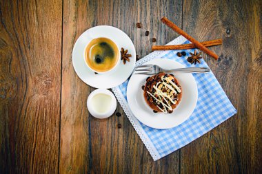 Çikolatalı fındıklı kek Vintage Retro Woody arka plan üzerine