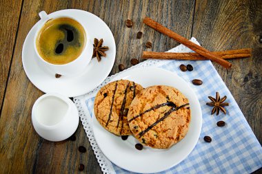 Woody Retro arka plan üzerinde ekmek ile kahve