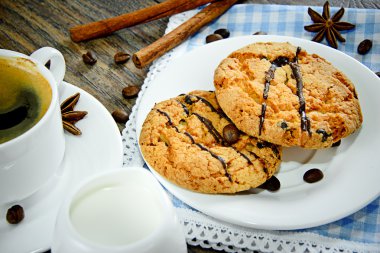 Woody Retro arka plan üzerinde ekmek ile kahve