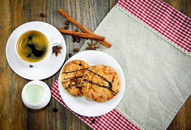 Woody Retro arka plan üzerinde ekmek ile kahve