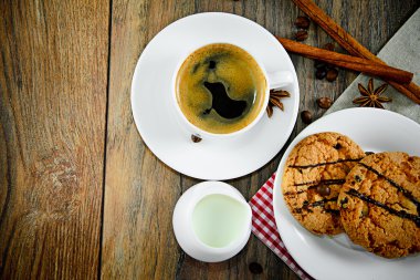 Woody Retro arka plan üzerinde ekmek ile kahve