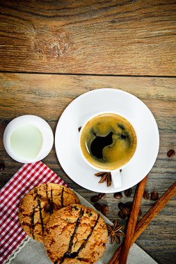 Woody Retro arka plan üzerinde ekmek ile kahve