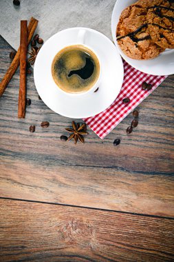 Woody Retro arka plan üzerinde ekmek ile kahve