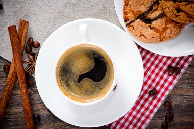 Woody Retro arka plan üzerinde ekmek ile kahve