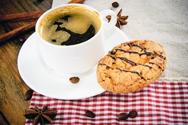 Woody Retro arka plan üzerinde ekmek ile kahve