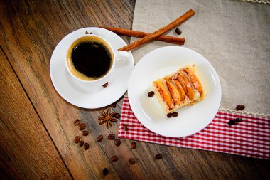 Elmalı turta Woody Backfround tarih ile kahve fincanı