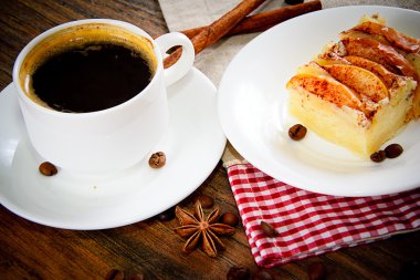 Elmalı turta Woody Backfround tarih ile kahve fincanı