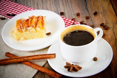 Elmalı turta Woody Backfround tarih ile kahve fincanı