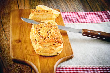 Ekmek susam ile ahşap bir tahta üzerine dilimlenmiş