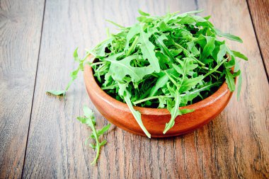 Roka karanlık Woody arka plan üzerinde