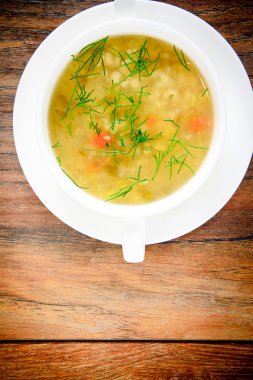 Beyaz tabakta sebze çorbası.