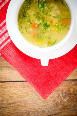 Beyaz tabakta sebze çorbası.